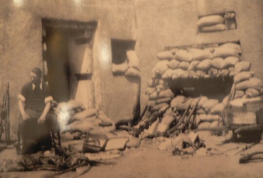 Le bloc après la bataille, un soldat allemand est assis à la porte