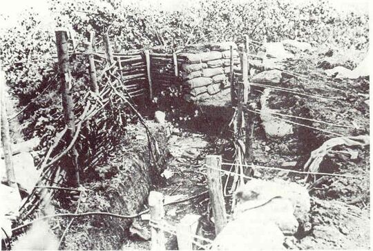 Cliché d'un fortin similaire à celui construit à l'extrémité de B.Dochez.Fortin réalisé de matériaux de récupération et de touffes de gazon à l'arrivée du 43 RI